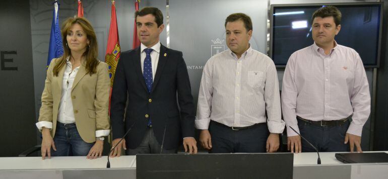 De izda. a dcha. Rosa González (concejal de Medio Ambiente), Javier Cuenca (alcalde de Albacete), Manuel Serrano (concejal de Feria) y Francisco Navarro (concejal de Movilidad y Deportes)