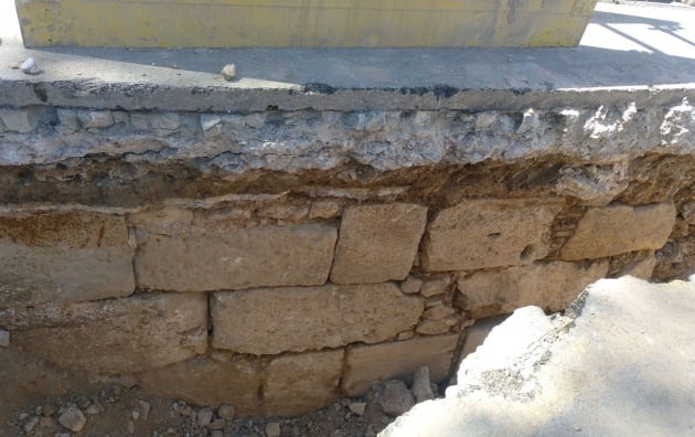 Imagen de los restos de la puerta que se ha encontrado cerca del puente de la Trinidad