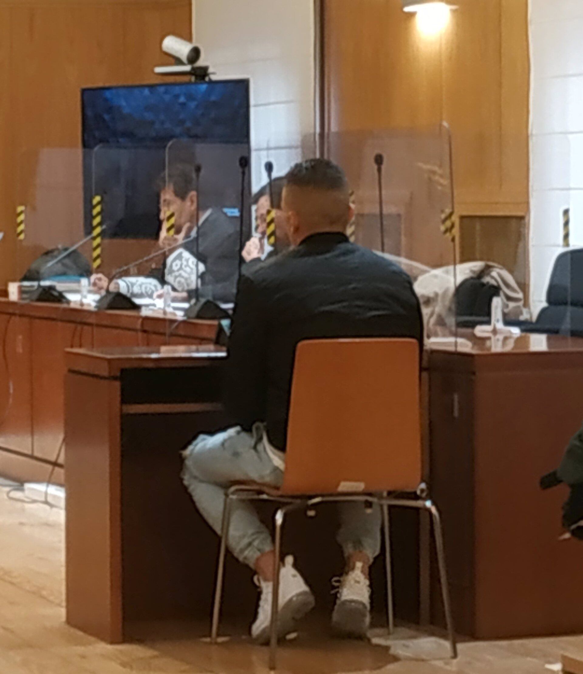 El acusado, de espaldas, durante su declaración en la Audiencia de Valladolid.