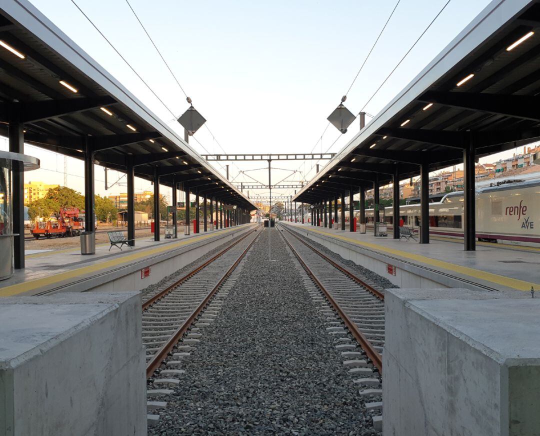 Líneas de alta velocidad ferroviaria en la estación de trenes de Granada