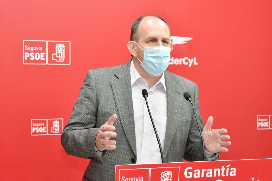 El secretario general del PSOE de Segovia y diputado, José Luis Aceves, en rueda de prensa