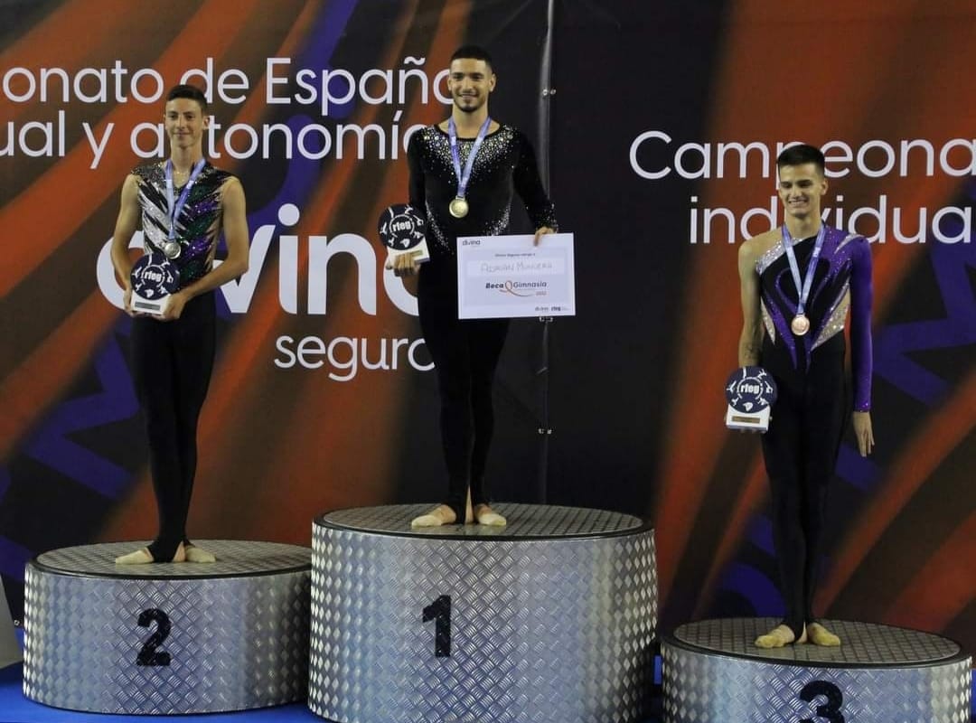 Adrián Munuera en lo más alto del podio.