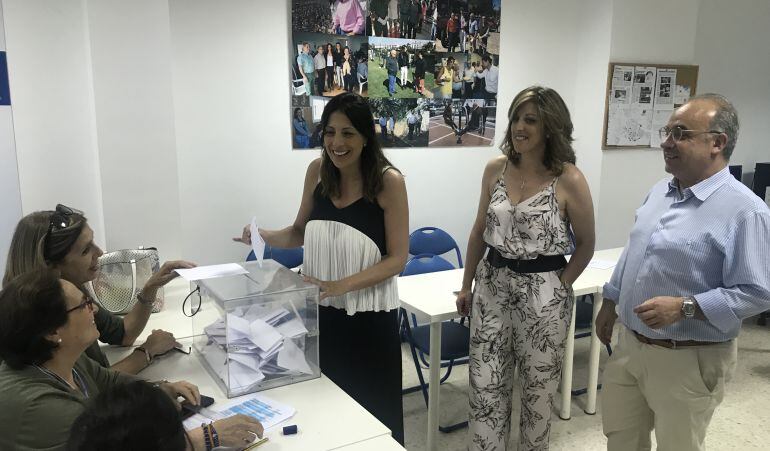 Miembros del PP de Ronda votando en la sede local del partido