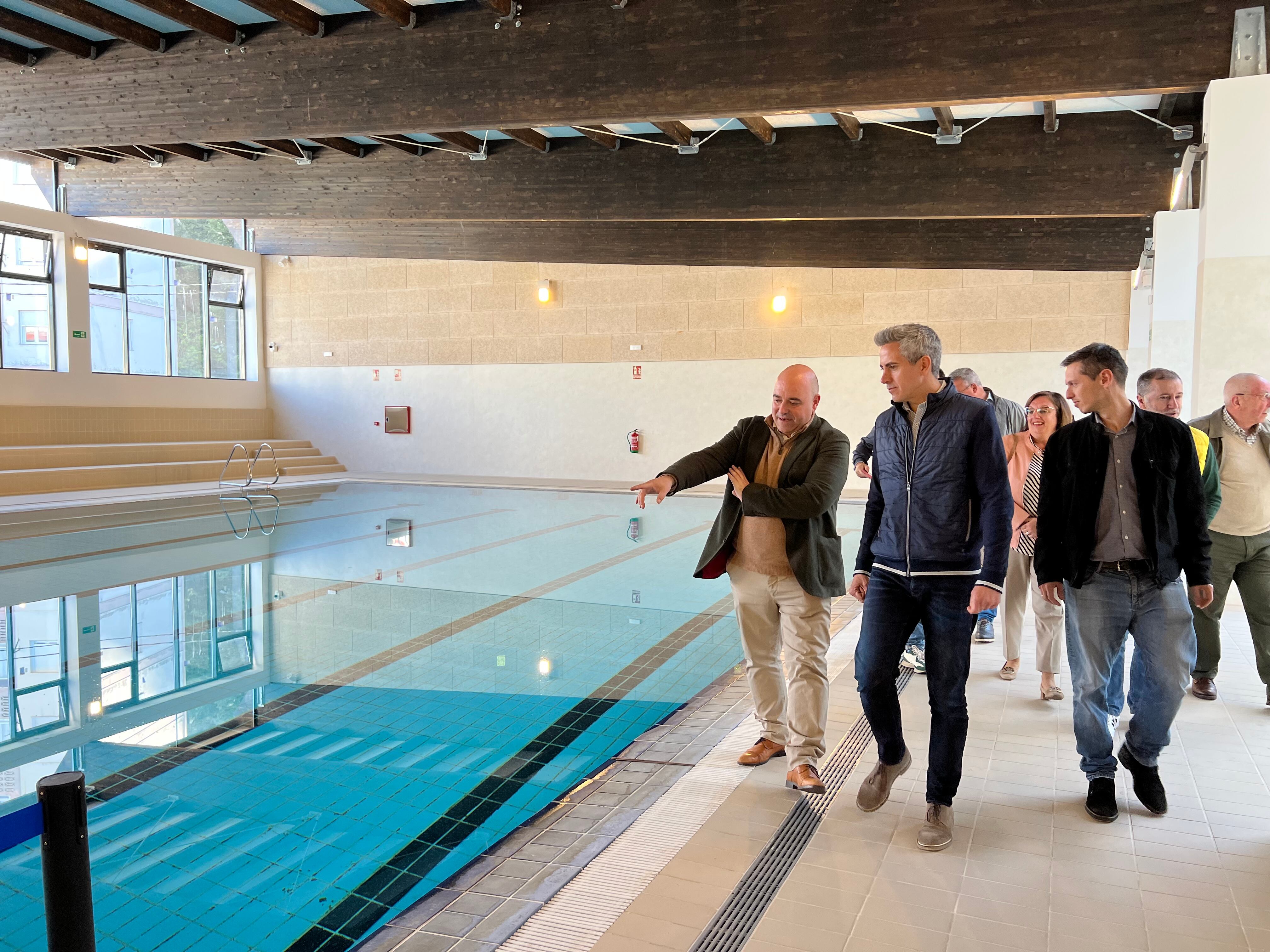 El vicepresidente Pablo Zuloaga participa en la jornada de puertas abiertas de la piscina.