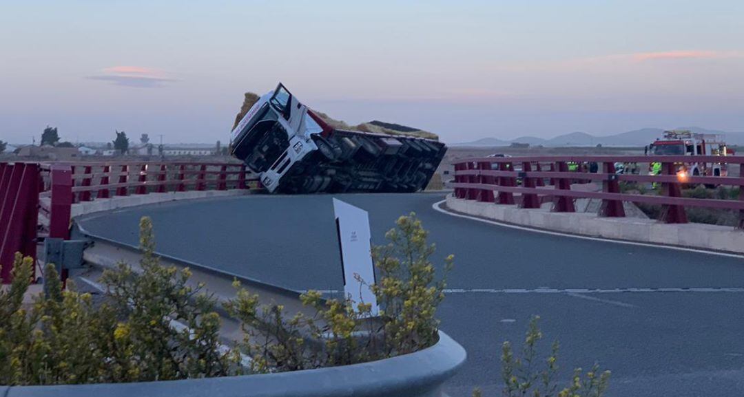 El camión ha quedado semivolcado y apoyado sobre la bionda, a punto de caer sobre la autovía A-30