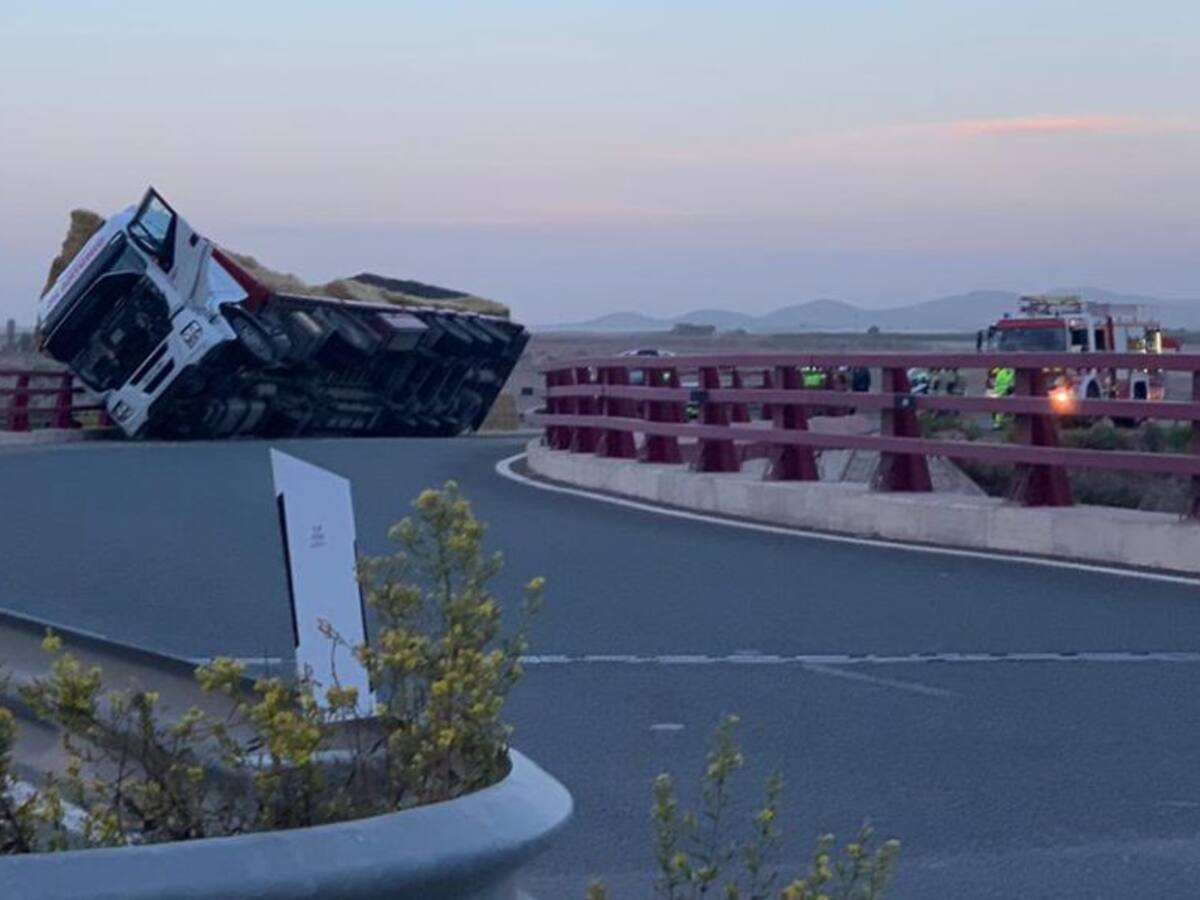 La bionda de un puente impide que un camión caiga sobre la autovía A-30