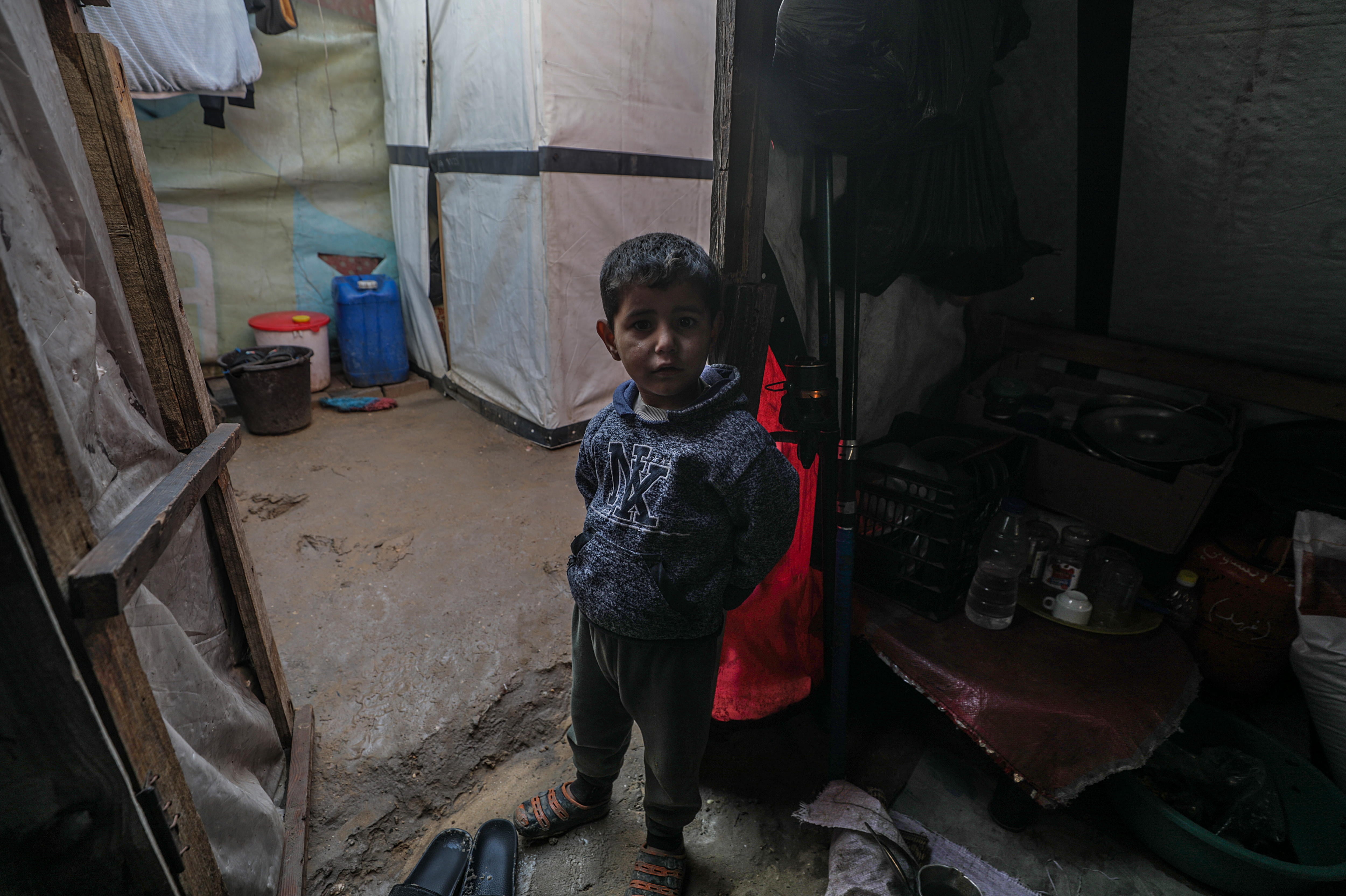 Un niño palestino, en una tienda de campaña en Deir Al Balah.