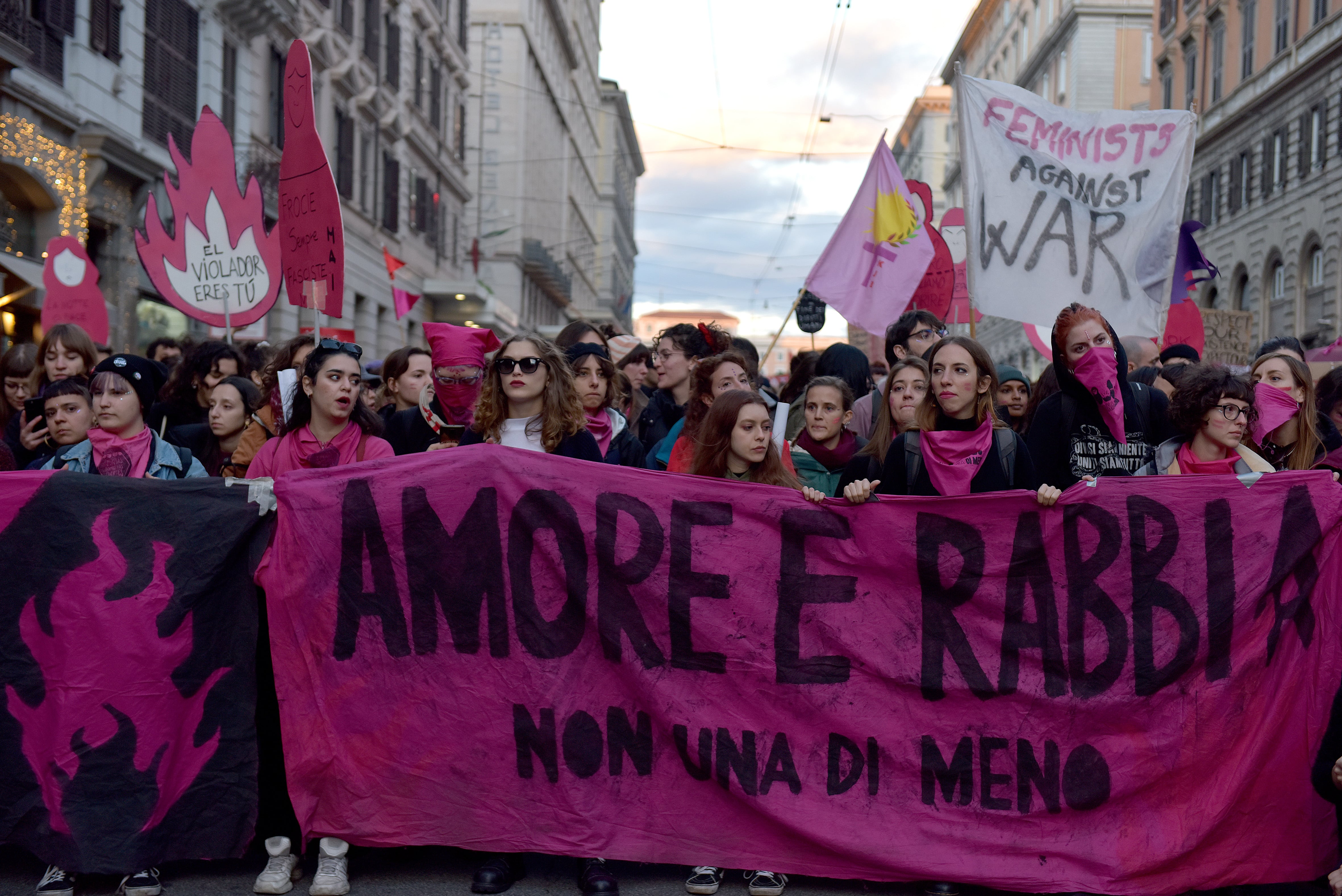 Mujeres en una manifestación contra las violaciones en Roma