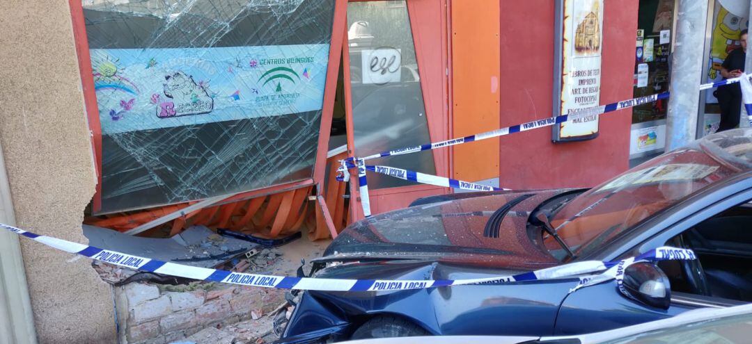 Turismo siniestrado frente a la fachada de la guardería en la calle Picasso