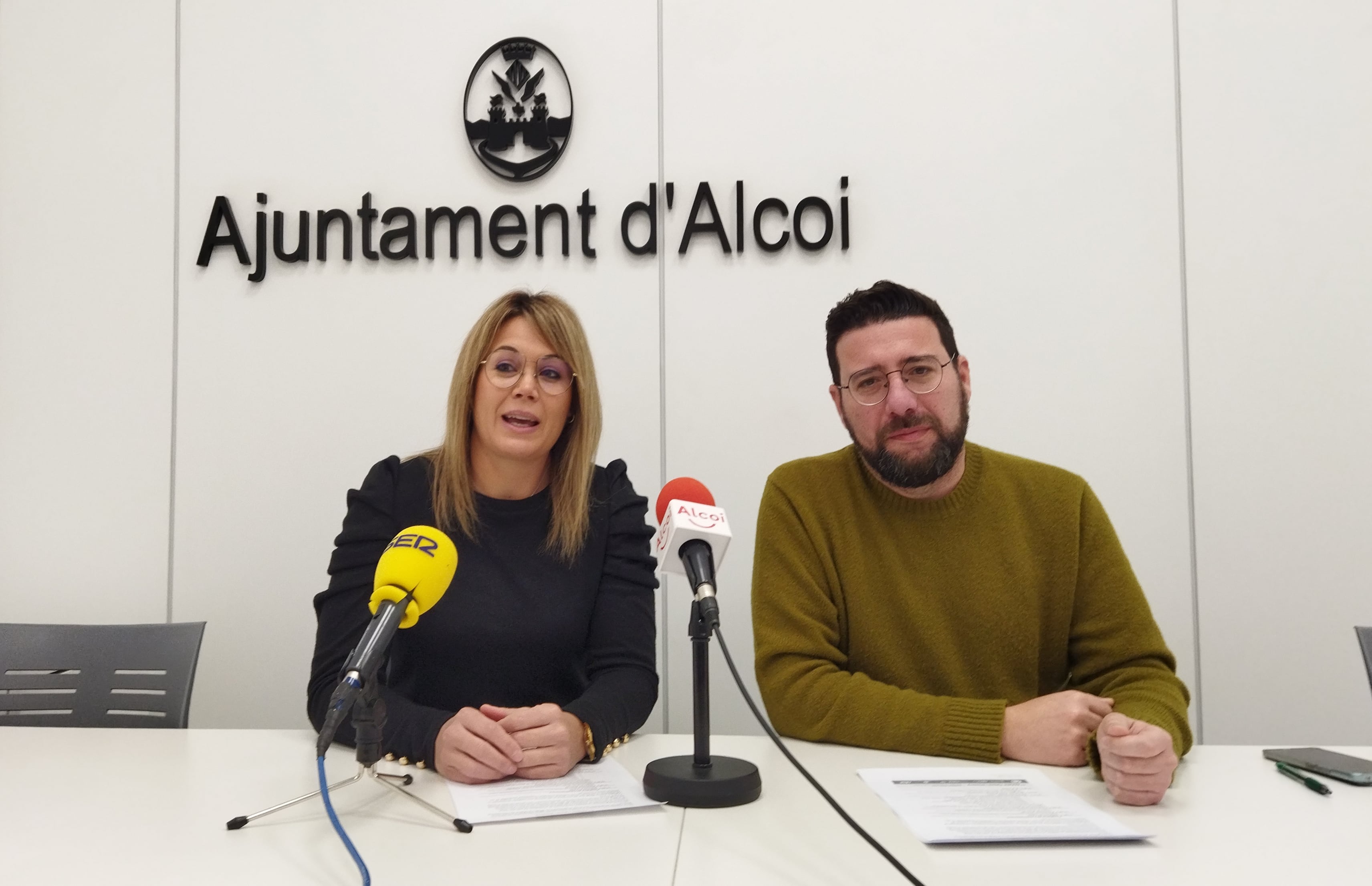 Diana Ortiz, directora de la EASD d'Alcoi, i, Àlex Cerradelo, vicealcalde y edil de Promoción Económica, presentando la jornada 'Àgora, talent i disseny'.
