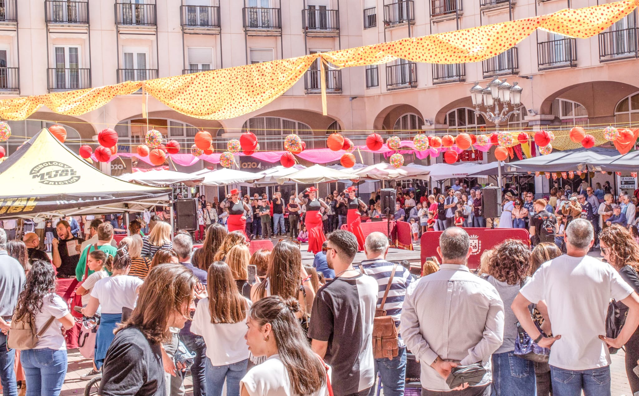 La plaza se ha podido ver llena de gente disfrutando del ambiente andaluz