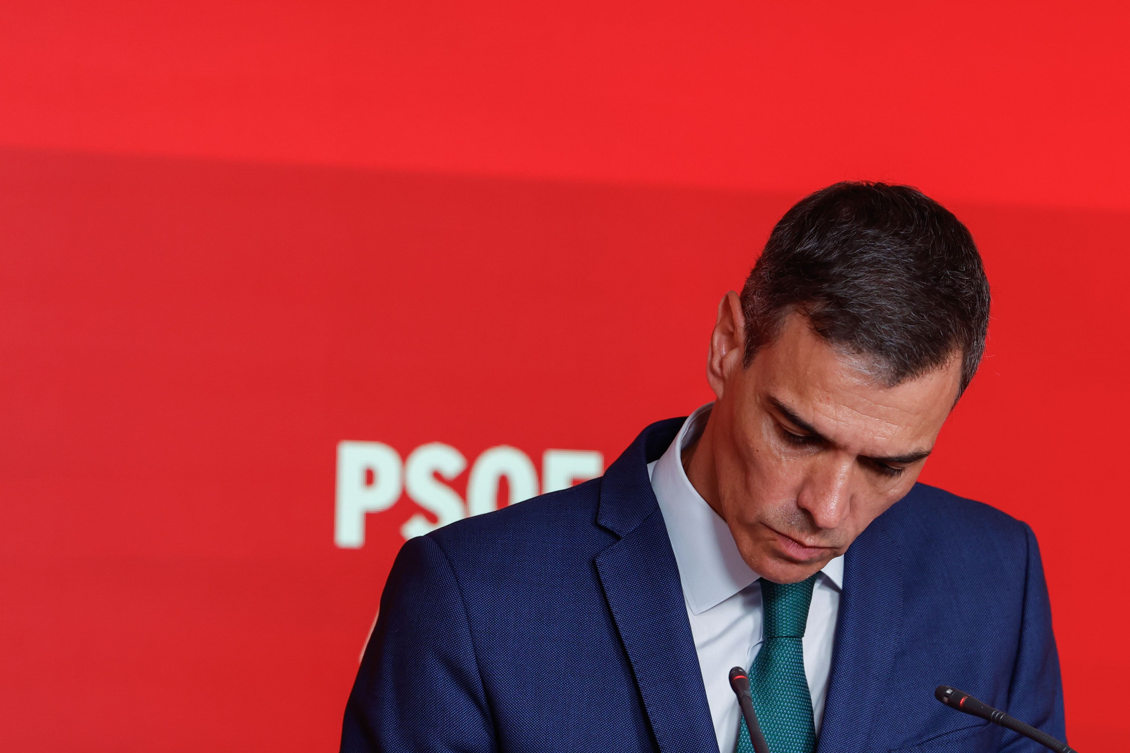 MADRID, 16/06/2025.- El presidente del Gobierno y líder del PSOE, Pedro Sánchez en rueda de prensa tras la primera reunión de la Ejecutiva de este partido después de la salida de Santos Cerdán como secretario de Organización a consecuencia del contenido de un informe de la UCO, este lunes en la sede de Ferraz. Sánchez ha asegurado que su partido es una &quot;organización limpia&quot; que nunca va a actuar como el PP en materia de corrupción y, por tanto, &quot;no va a perseguir a denunciantes ni destruir pruebas a martillazos&quot;. EFE/ Javier Lizon
