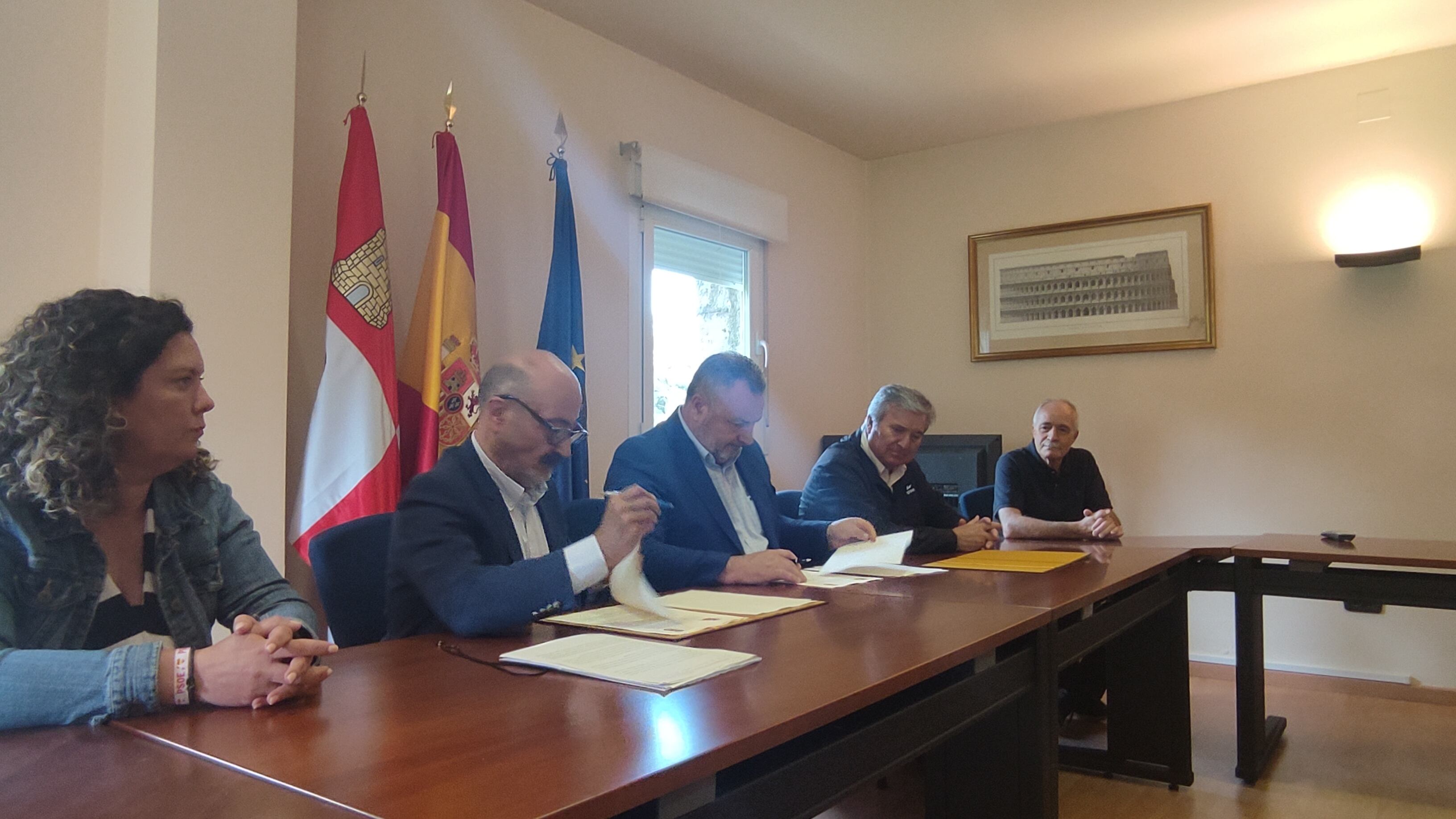 El presidente de la CHMSil, José Antonio Quiroga y el presidente de la Mancomunidad de Aguas del Bierzo, Eduardo Morán firman el protocolo