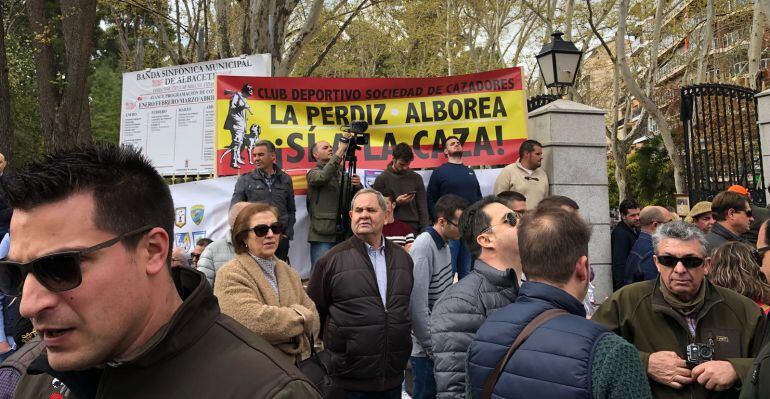 Unas 2.000 personas según los convocantes y 1.000 según la Delegación de Gobierno se concentraron para pedir respeto a la caza y los cazadores