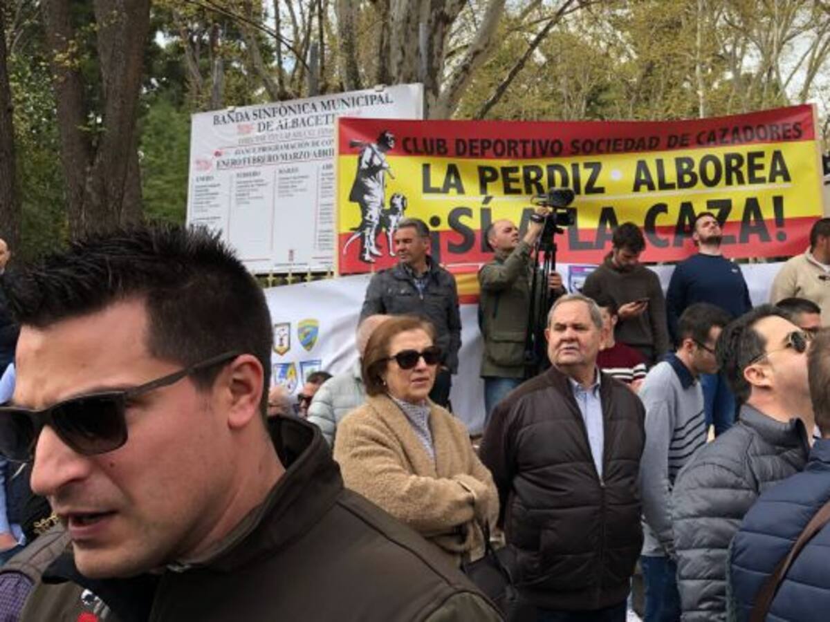 Más de mil personas se concentraron en Albacete para pedir respeto por la caza y por los cazadores