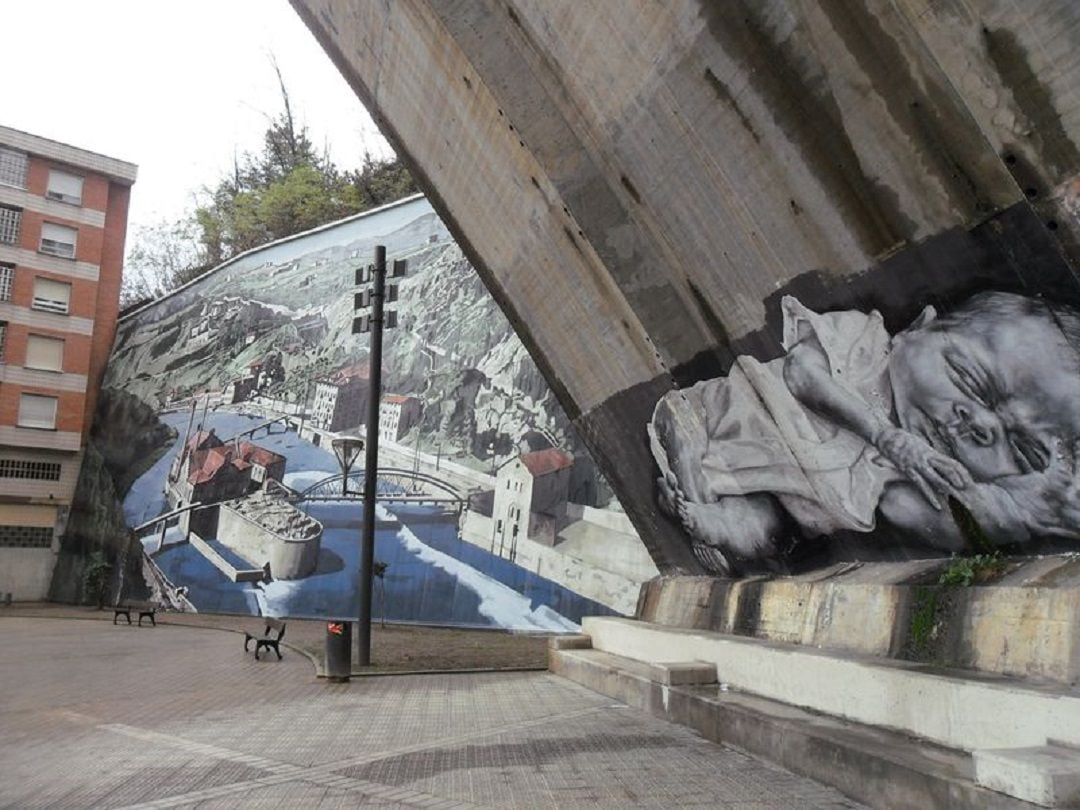 El espacio de actuación está ubicado en una zona estancial, el barrio de La Peña, entre el último bloque de edificios y la pila del puente.