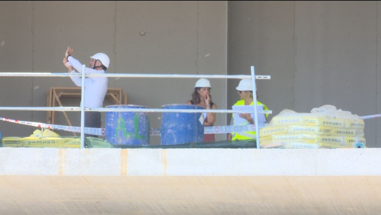 Un grupo de inspectores durante la investigación del accidente laboral ocurrido en Gandia.