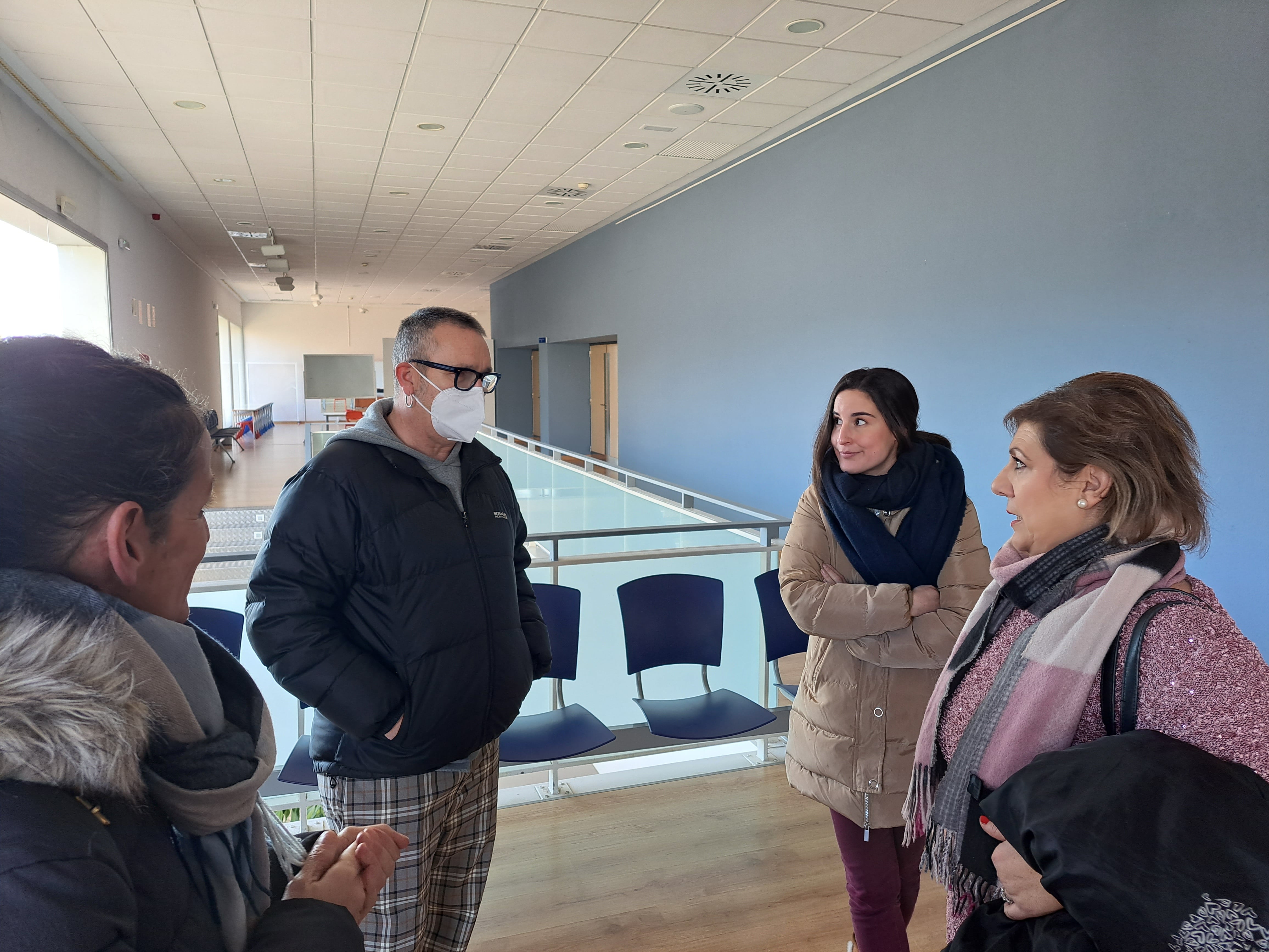 Representantes de Afammer la concejal de Barbastro, Silvia Ramírez, visitan el Centro de Congresos