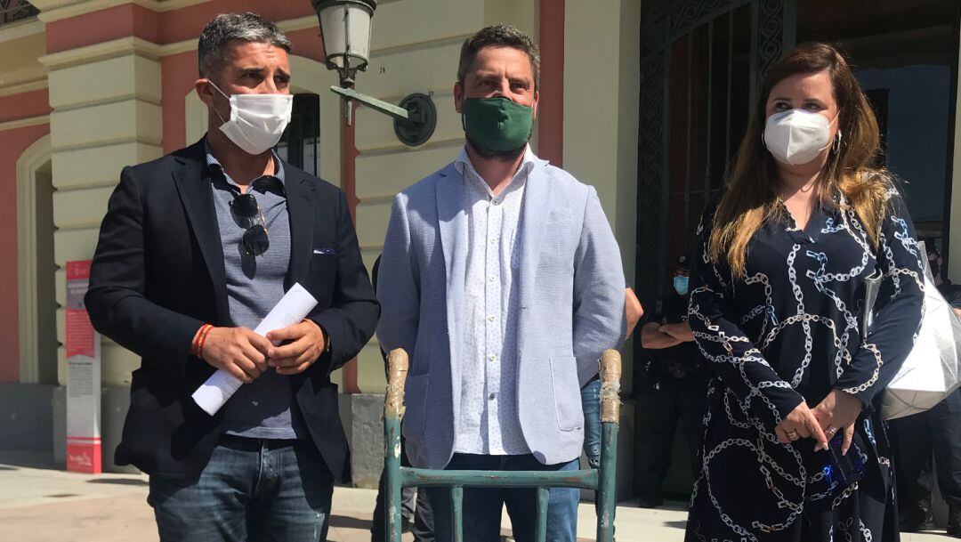 Miembros de HOSTEMUR entregan, de forma simbólica, las llaves de los 3.000 establacimientos de hostelería al Ayuntamiento de Murcia