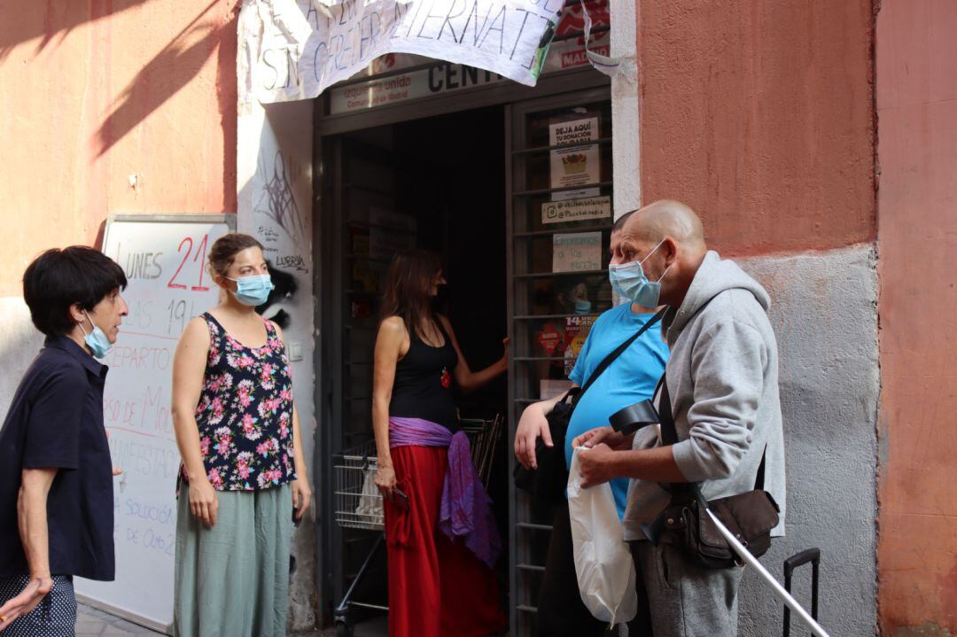 Coordinadoras del centro de Calle del Olmo 20 repartiendo comida.