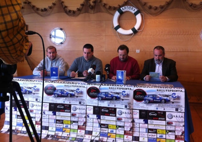 Gorka Eizmendi (ganador el año pasado), Ion Muñoz (presidente de Sardara), Txomin Sagarzazu (Delegado de Deportes de Hondarribia) y Angel Larrañaga (presidente de la Federación Vasca de RalltySprint).