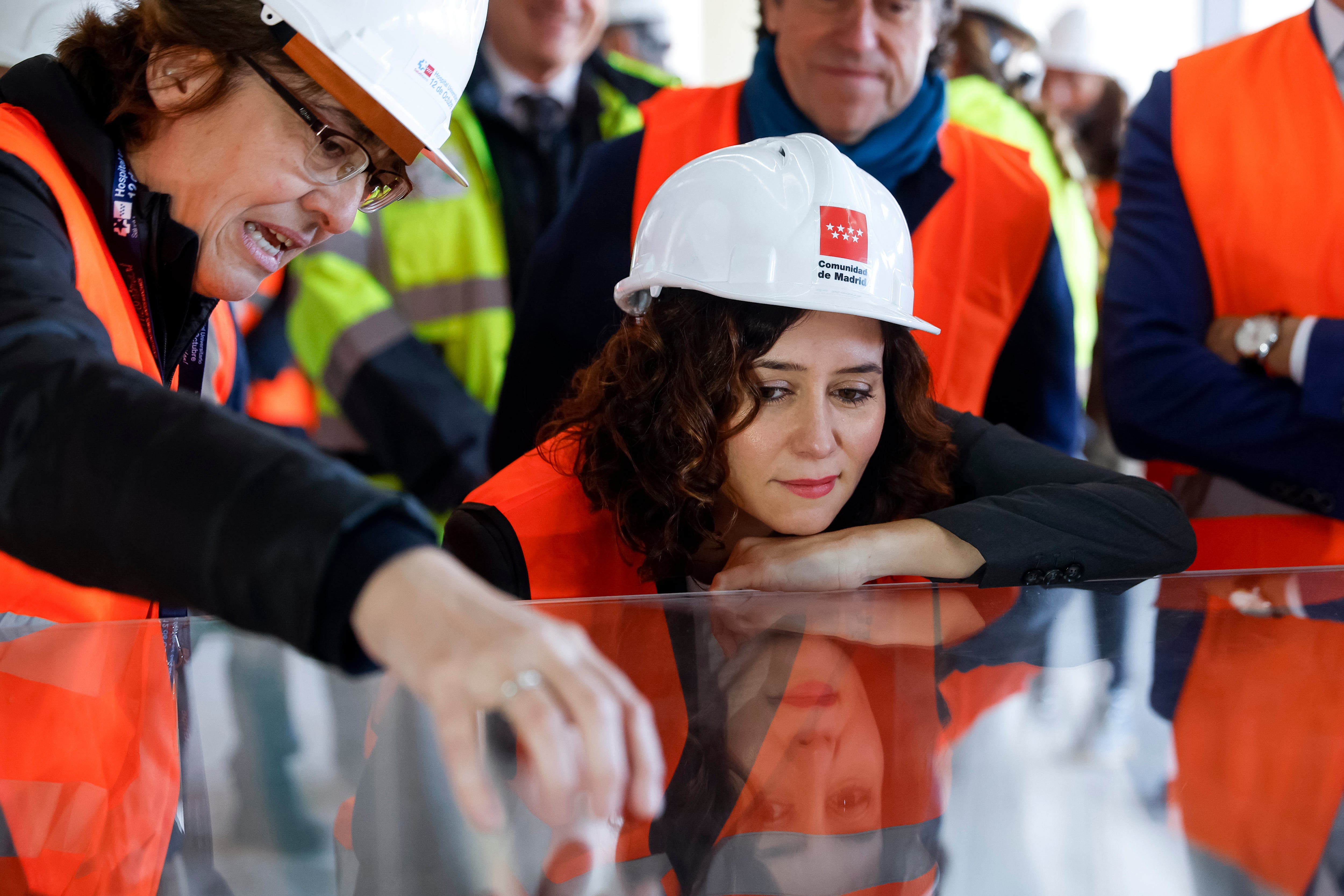 La presidenta de la Comunidad de Madrid, Isabel Díaz Ayuso, visita las obras de construcción del nuevo edificio de hospitalización del Hospital público Universitario 12 de Octubre