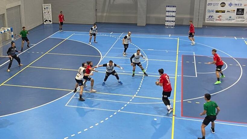 El Bm. Elda - C.E.E. cayó en la pista del colista