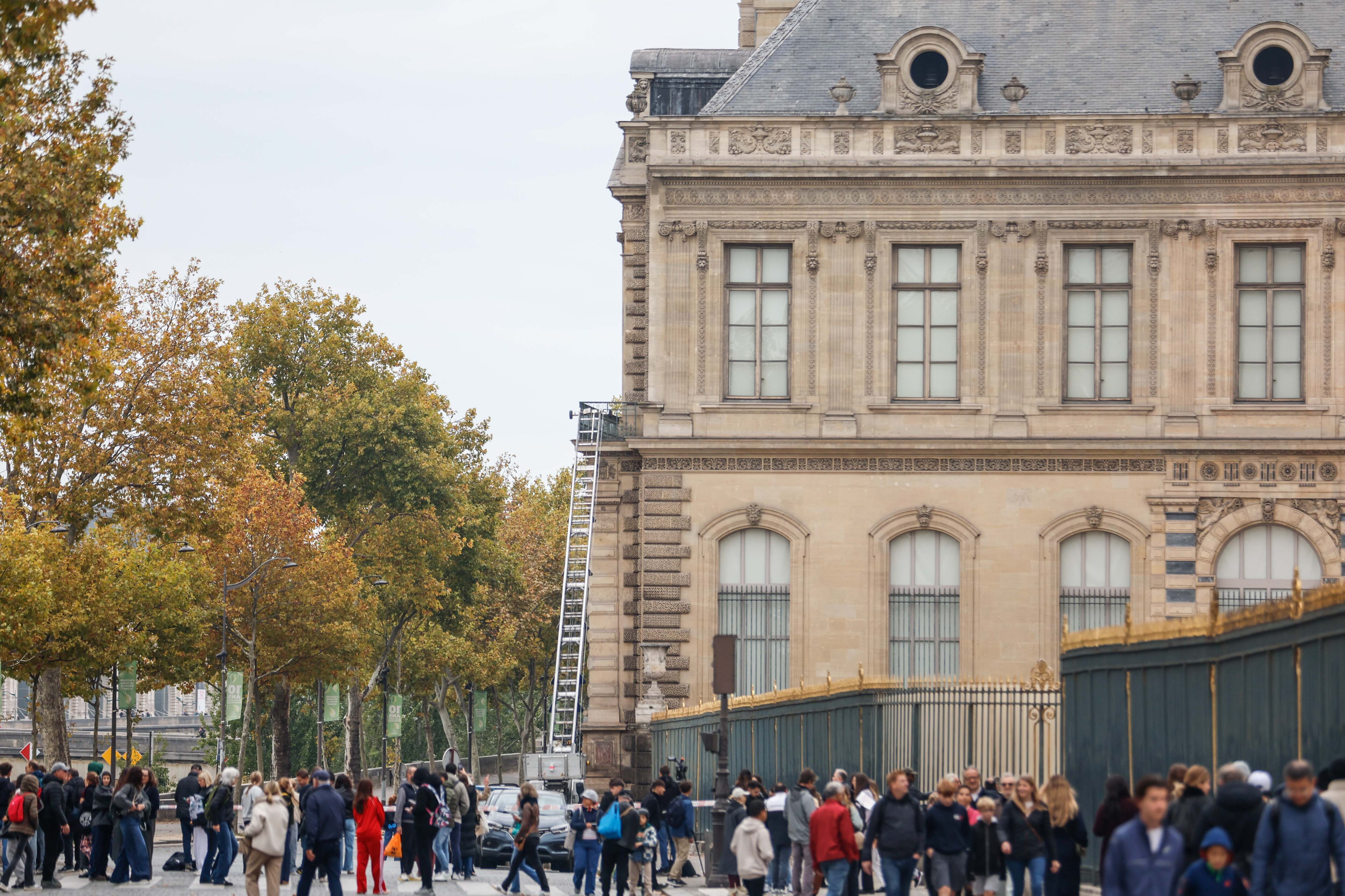 El Museo del Louvre en París fue clausurado tras el robo.