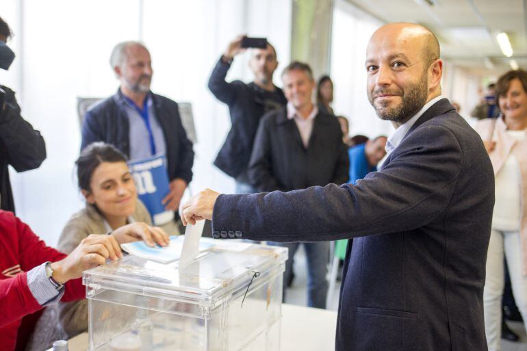 El candidato de En Marea a la Presidencia de la Xunta, Luis Villares, introduce su voto en la urna, durante la jornada de elecciones autonómicas que se celebra hoy en Galicia