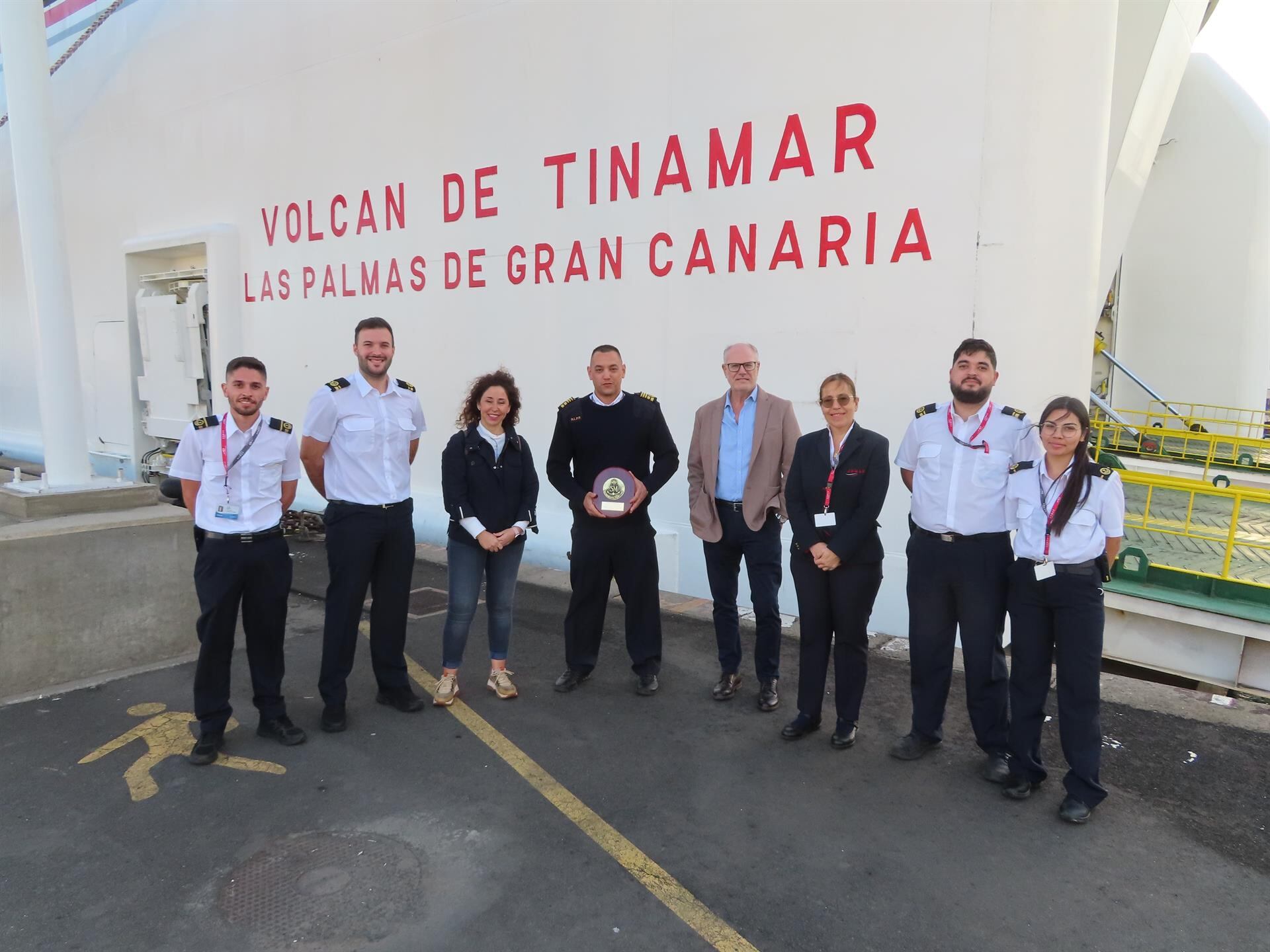 Entrega de la metopa, por parte de Salvamento Marítimo en Canarias, al capitán del buque.