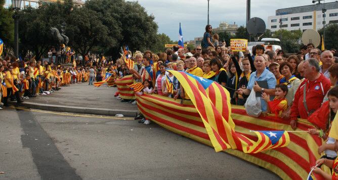 Miles de personas congregadas para participar en la cadena humana por la independencia