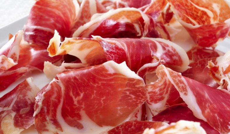 El valor calórico del jamón ibérico de bellota es 250 kilocalorías por cada 100 gramos