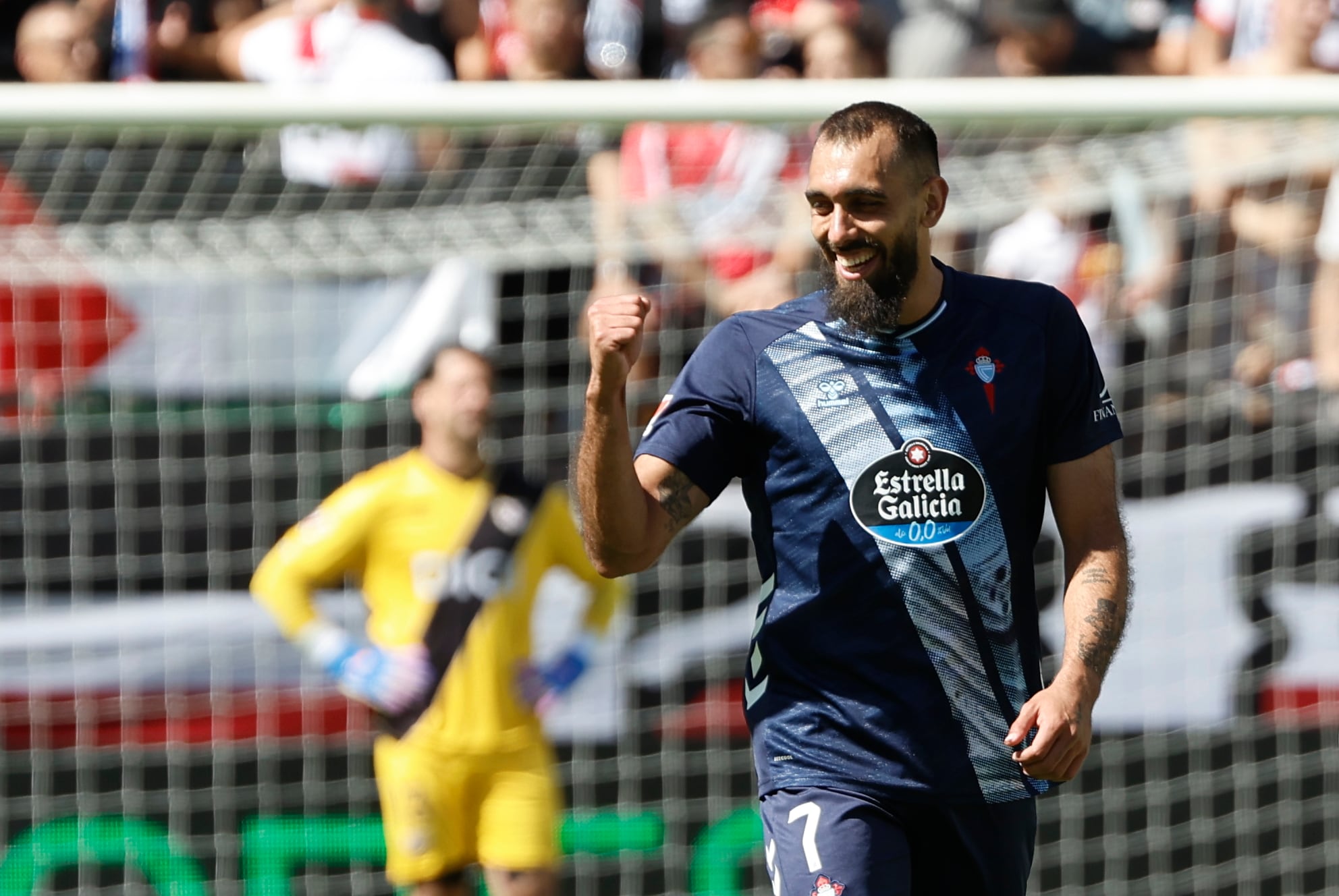 MADRID (ESPAÑA), 21/09/2025.- El delantero del Celta de Vigo, Borja Iglesias, celebra tras marcar el 0-1 durante el partido de LaLiga que su equipo disputa contra el Rayo Vallecano en el estadio de Vallecas, Madrid, este domingo. EFE/ Sergio Pérez

