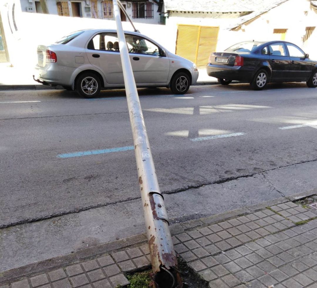 Imagen de la farola que se desplomó