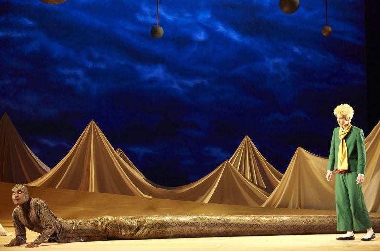 GRA224. GINEBRA (SUIZA), 07/01/2015.- Fotografía facilitada por la Ópera de Lausana de la representación de "El principito", la obra en francés más leída y traducida de la historia, acaba de estrenarse en su versión ópera en el Gran Teatro de Ginebra, en