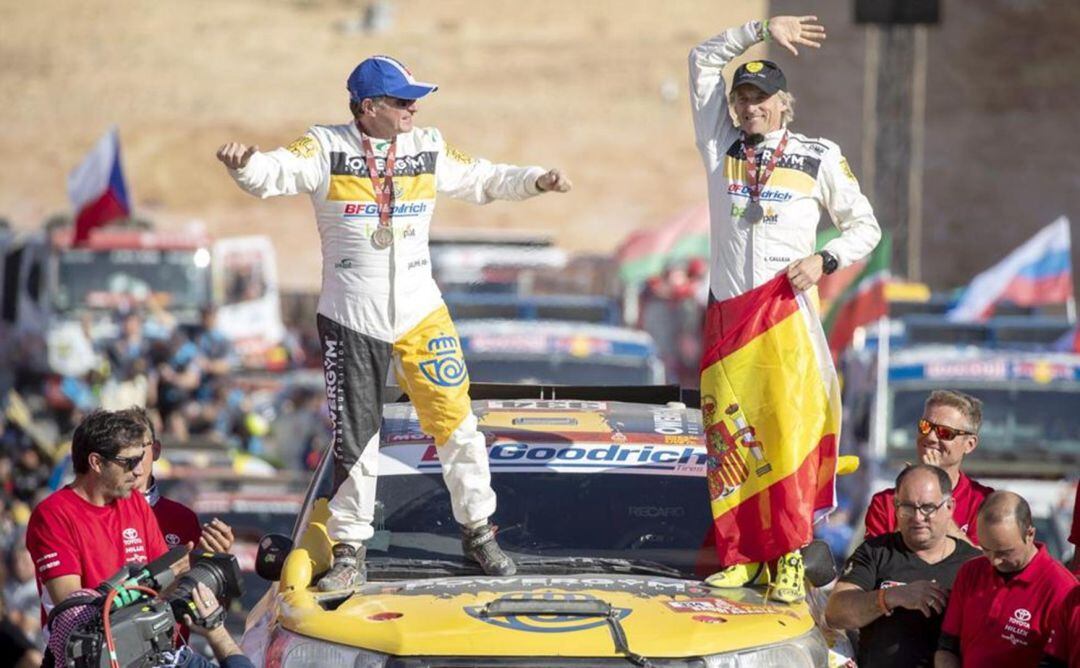 Calleja, junto a su copiloto Aregall, celebra el éxito logrado en el Dakar