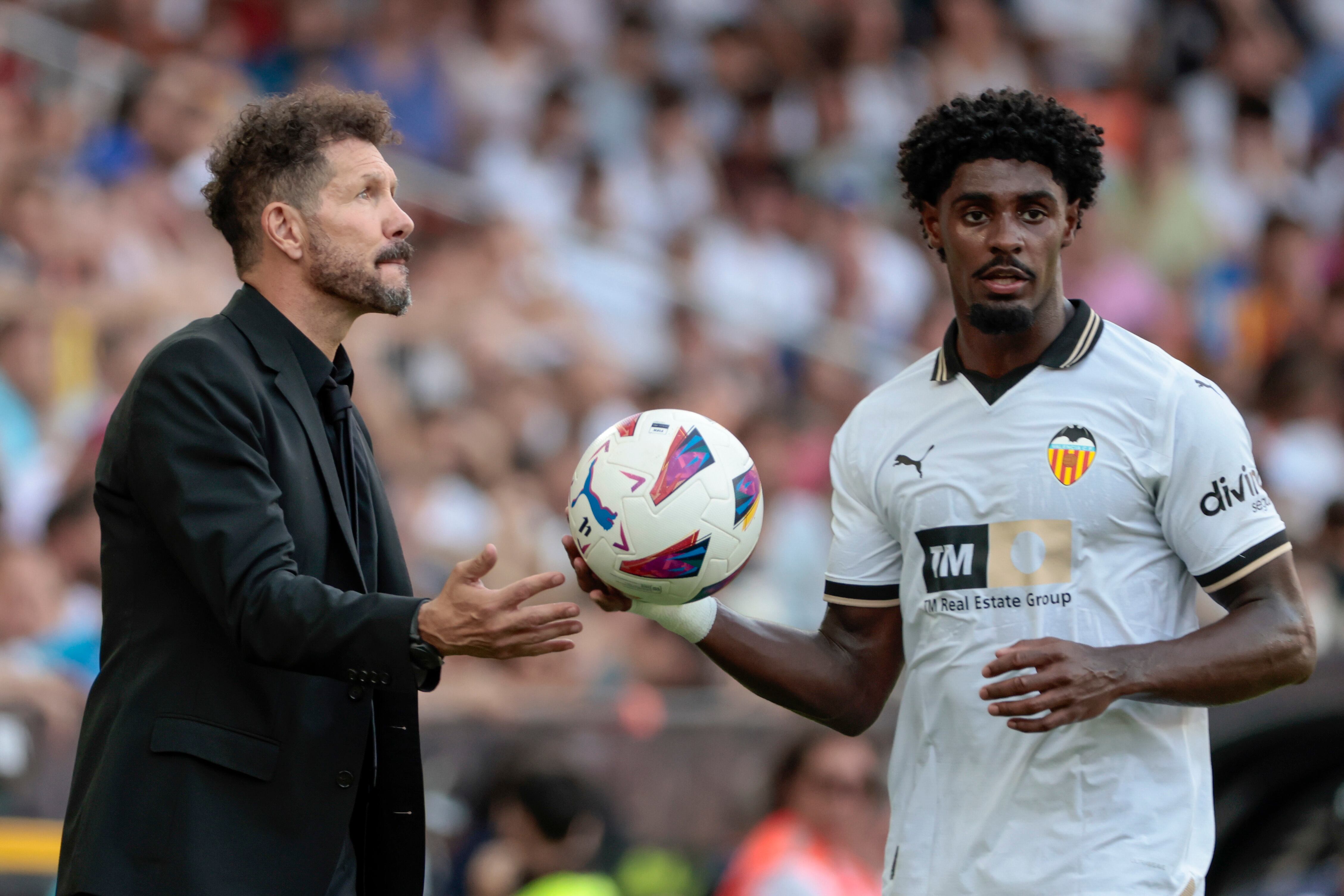 Simeone, junto a Thierry, en un momento del Valencia - Atlético.