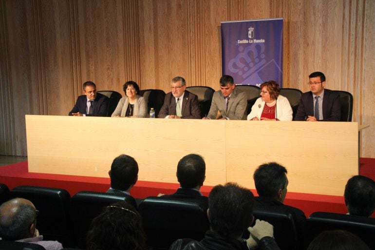 El consejero de Educación, Cultura y Deportes, Ángel Felpeto, se ha reunido en Cuenca con todos los sectores implicados de la provincia