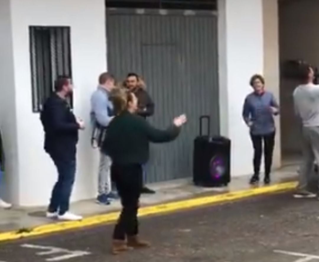 La alcaldesa de fondo baila junto a unos jóvenes durante el confinamiento.