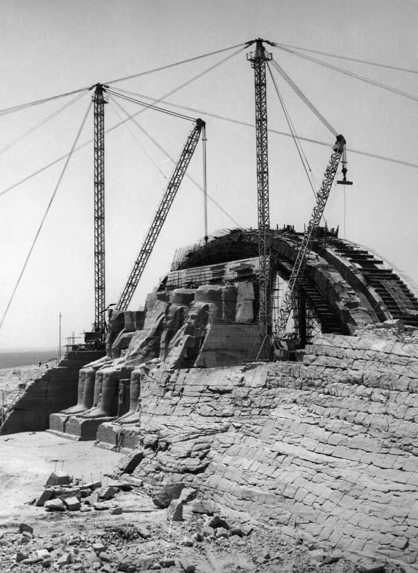 Las grúas que se instalaron para subir el gran templo de Abu Simbel a su nueva ubicación.