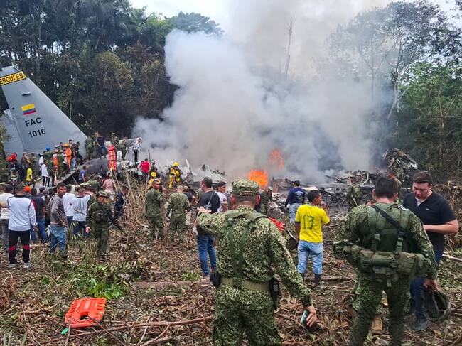 Integrantes de las Fuerzas Militares de Colombia, rescatistas y voluntarios realizan labores de rescate este lunes, en Puerto Leguizamo (Colombia).