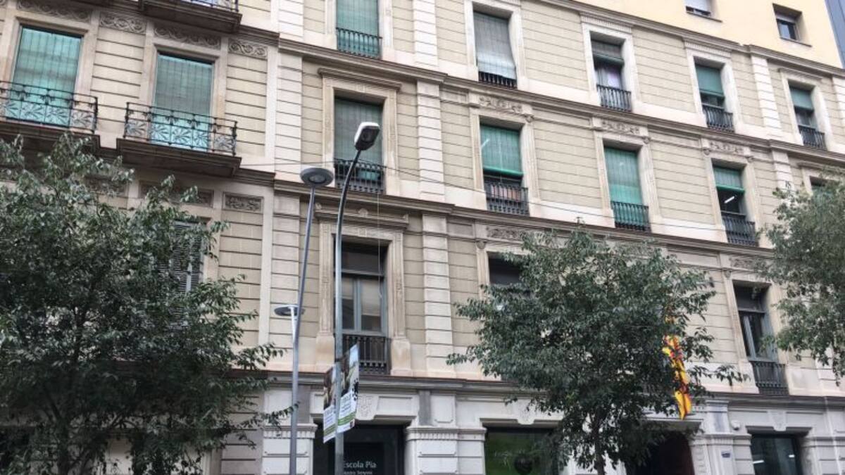 Una chica se precipita desde el tercer piso de una escuela de Barcelona