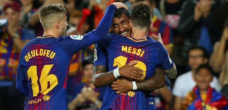 Los jugadores del Barcelona felicitan a Paulinho por su gol.