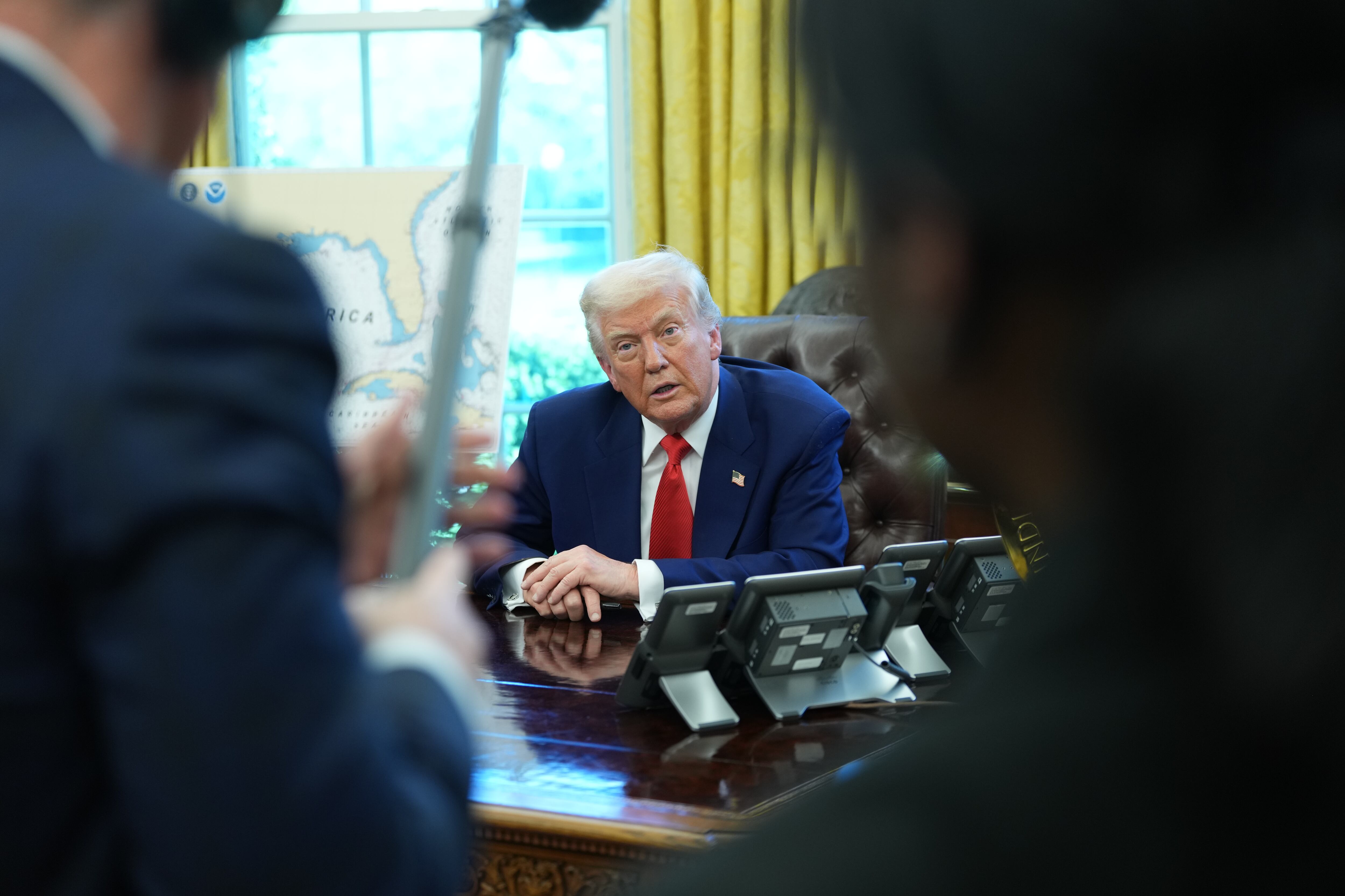 El presidente de Estados Unidos, Donald Trump, tras firmar varias órdenes ejecutivos el pasado 9 de abril de 2025. EFE/EPA/CHRIS KLEPONIS /POOL