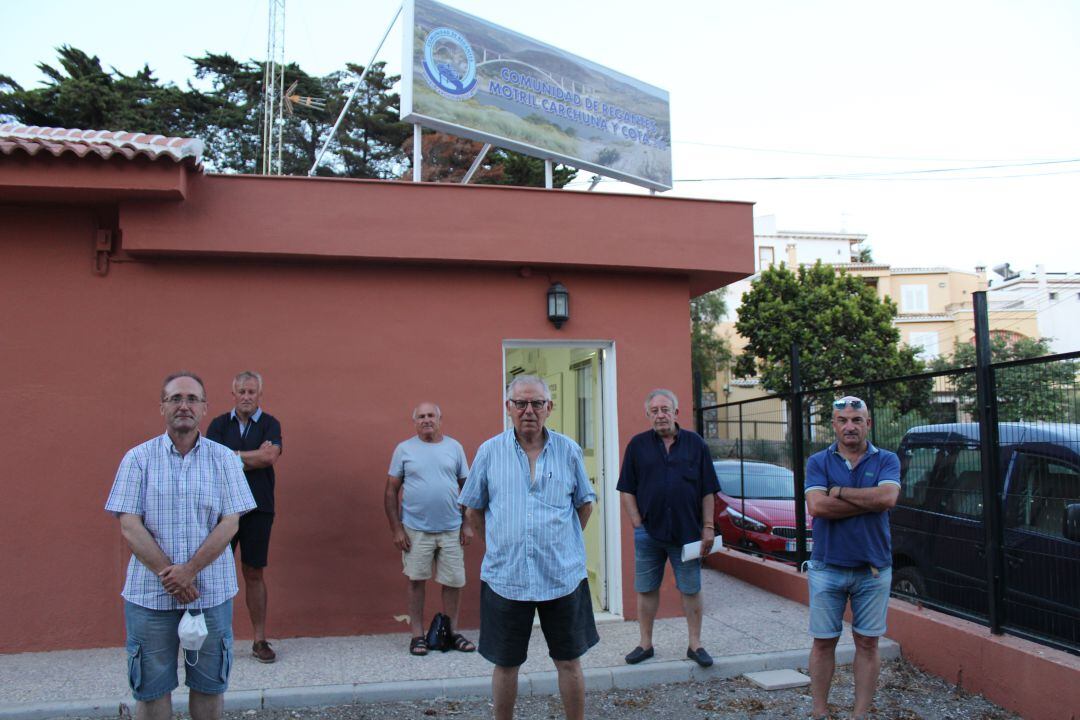 Miembros de la  comunidad general de regantes tras la celebración de su asamblea