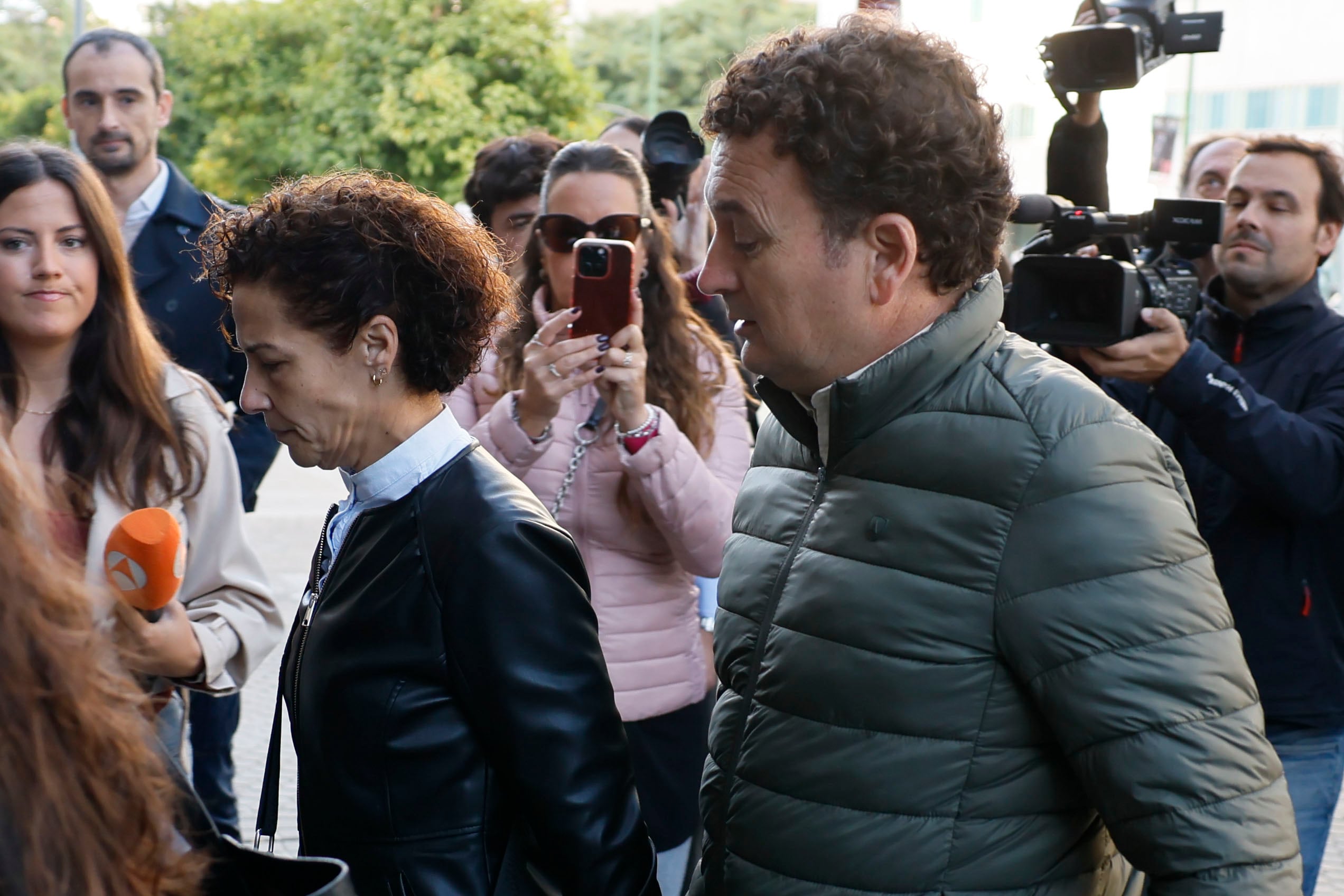 Sara Villar y José Manuel Peña, padres de Sandra Peña, la alumna de 14 años del colegio Irlandesas Loreto de Sevilla que se suicidó víctima de supuesto acoso escolar, llegan a declarar como testigos perjudicados en la Fiscalía de Menores este miércoles en Sevilla.
