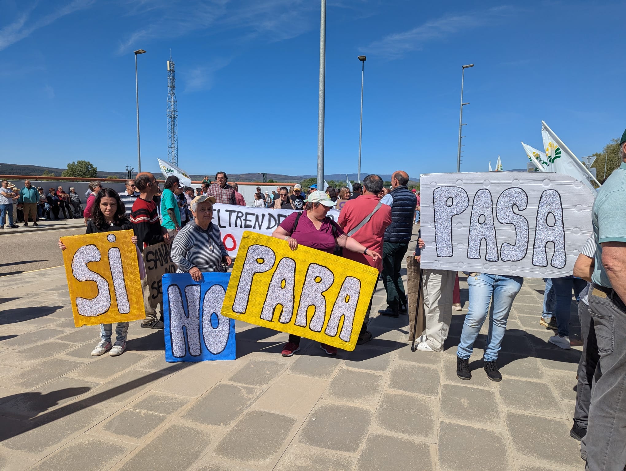 3.000 personas protestan en Otero de Sanabria (Zamora) por la pérdida de trenes de alta velocidad