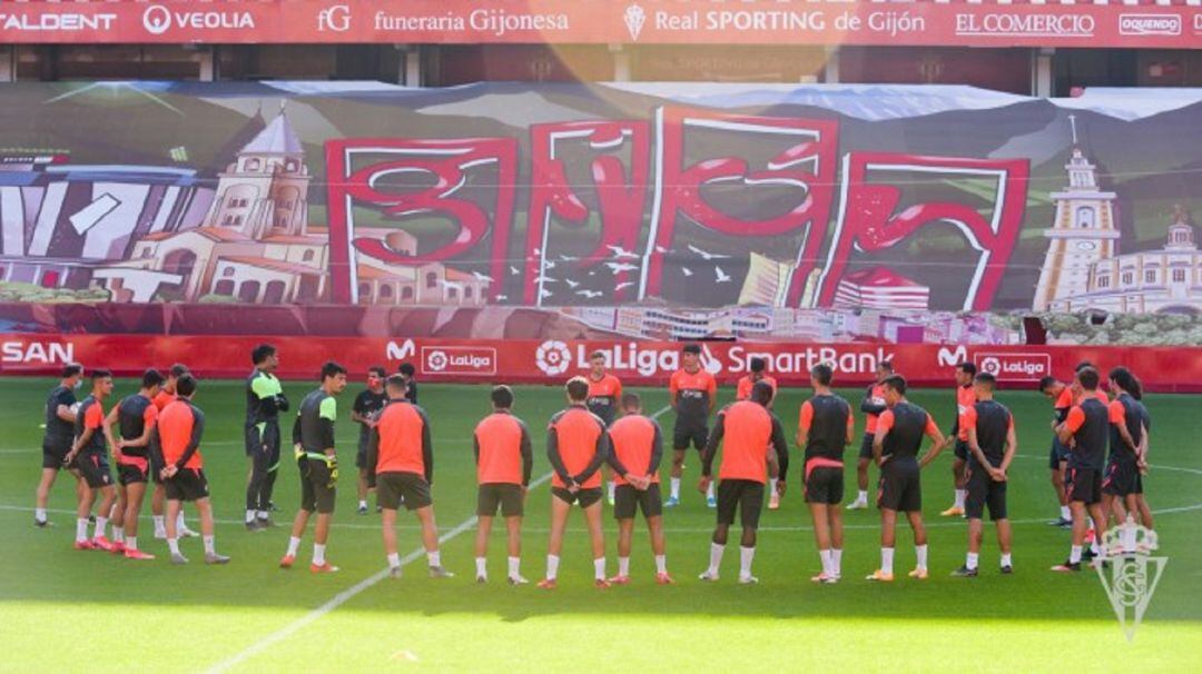 La plantilla del Sporting este jueves en El Molinón.