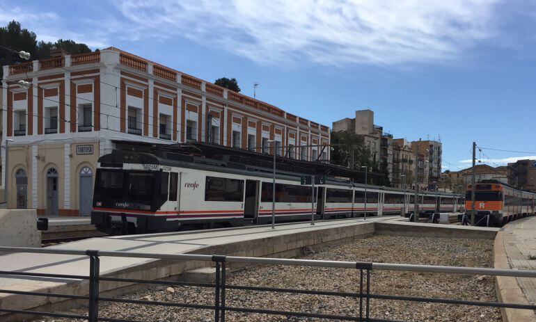 Dos trens, aturats a l&#039;estació de Tortosa.