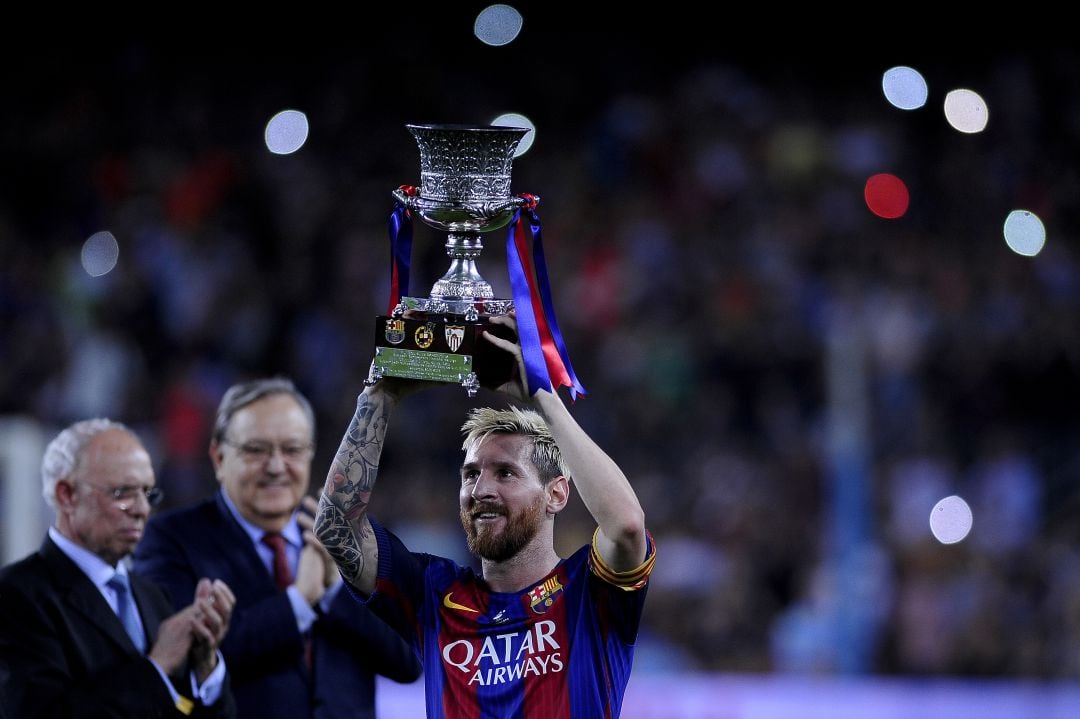 Messi levanta el trofeo de la Supercopa de España.